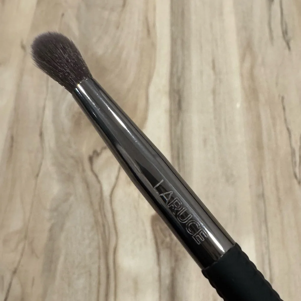 NWT Laruce Sleek Black Tapered Blending Brush LROO7